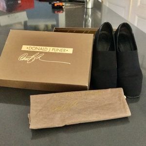 Donald J Pliner black pumps, size 8